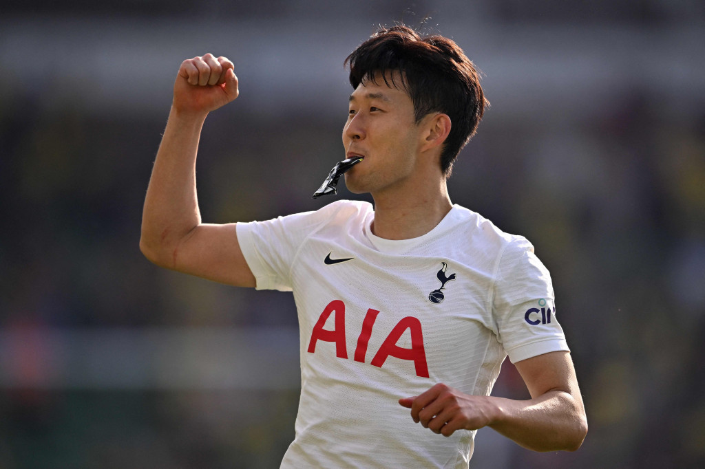 Son sekaligus menjadi pemain Asia pertama yang bisa menjadi top skor di Liga Inggris. Jika merujuk dari lima liga top Eropa lainnya (Inggris, Spanyol, Italia, Jerman, dan Prancis), Son juga menjadi pemain Asia pertama.