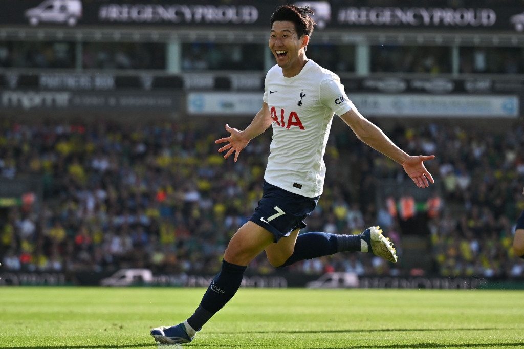Brace tersebut membuat Son bertengger di urutan pertama dalam daftar top skor Liga Inggris dengan 23 gol.