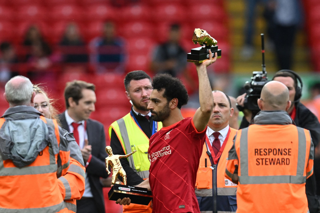 Tak sendirian berada di atas, pria asal Korea Selatan tersebut ditemani Mohamed Salah dari Liverpool usai menambah satu gol dalam kemenangan 3-1 timnya atas Wolves.