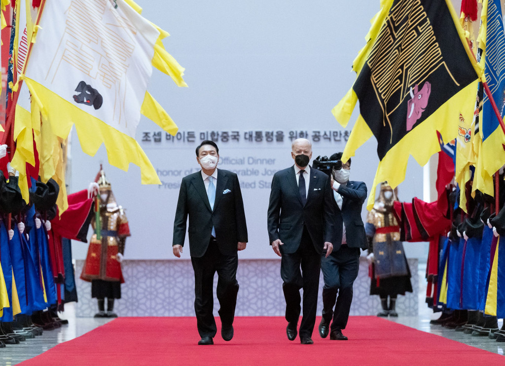Presiden AS Joe Biden (kanan) menghadiri jamuan makan malam kenegaraan yang diselenggarakan oleh Presiden Korea Selatan Yoon Suk Yeol di Museum Nasional Korea, Sabtu, 21 Mei 2022, waktu setempat.