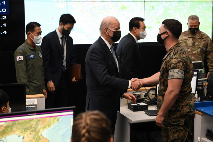 Dalam kunjungannya ke Korea Selatan, Joe Biden dan Presiden Korea Selatan, Yoon Suk-yeol, membahas mengenai berbagai isu, termasuk program nuklir Korea Utara (Korut) dan gangguan distribusi pasokan.