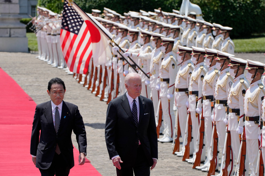 Presiden AS Joe Biden, kanan, dan Perdana Menteri Jepang Fumio Kishida meninjau pengawal kehormatan saat upacara penyambutan Presiden Biden, di wisma negara Istana Akasaka di Tokyo, Jepang, Senin, 23 Mei 2022.
