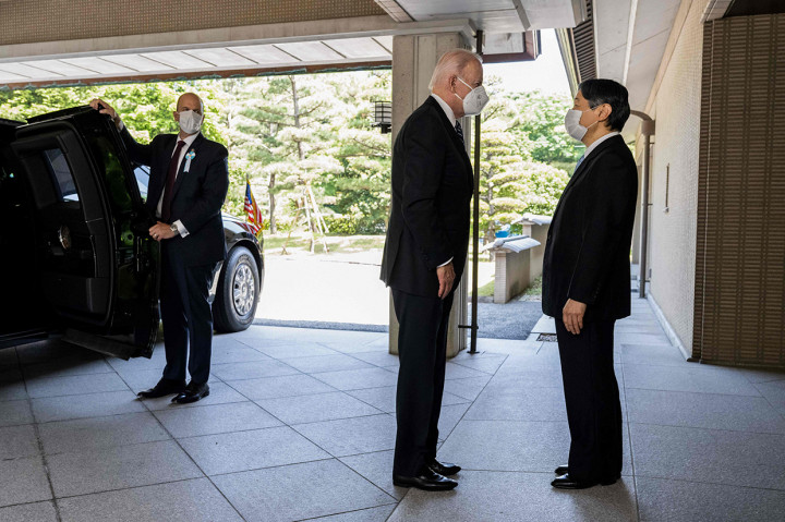 Presiden Amerika Serikat (AS) Joe Biden bertemu langsung dengan Kaisar Naruhito di Istana Kekaisaran Jepang di Tokyo, Senin, 23 Mei 2022. Saat tiba di istana, Biden langsung disambut oleh sang kaisar.