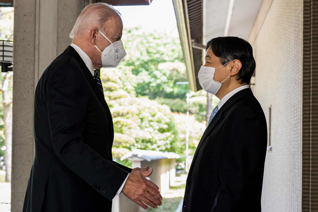 Sama-sama memakai masker, Biden dan Kaisar Naruhito saling bertukar salam dan berbincang singkat ketika berjalan masuk ke dalam istana.