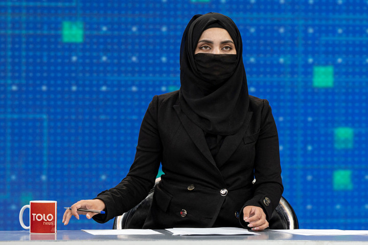 Thamina Usmani, seorang presenter televisi mengenakan cadar atau penutup wajah saat membacakan berita di TOLO NEWS, di Kabul, Afghanistan, Minggu, 22 Mei 2022.