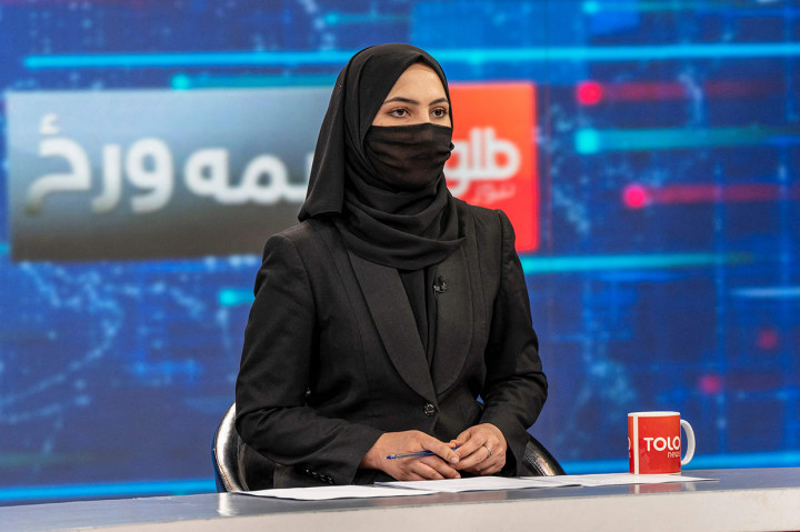 Sonia Niazi, seorang presenter televisi mengenakan cadar atau penutup wajah saat membacakan berita di TOLO NEWS, di Kabul, Afghanistan, Minggu, 22 Mei 2022.