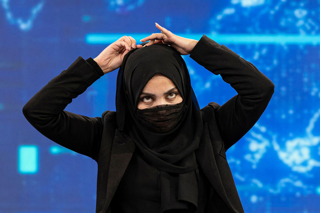 Sejak merebut kekuasaan sembilan bulan lalu, pemerintah sementara Taliban yang terdiri dari hanya laki-laki itu telah menerapkan serangkaian larangan keras bagi perempuan dan anak perempuan yang mengundang kecaman internasional.