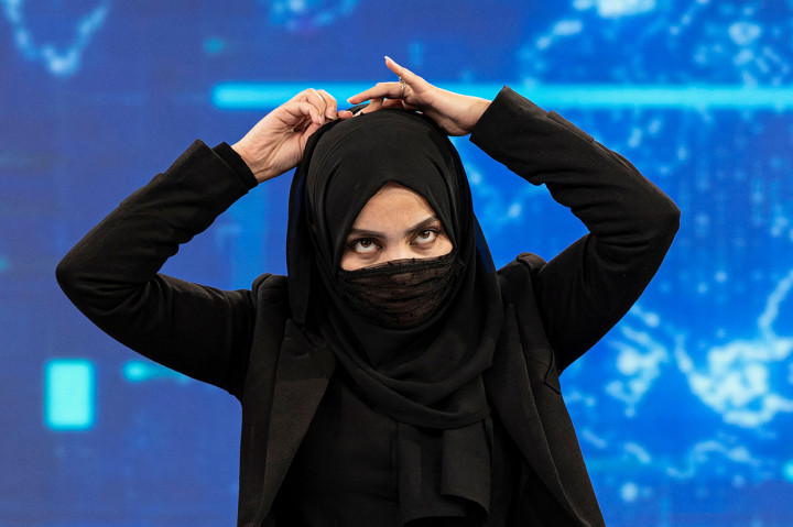 Sejak merebut kekuasaan sembilan bulan lalu, pemerintah sementara Taliban yang terdiri dari hanya laki-laki itu telah menerapkan serangkaian larangan keras bagi perempuan dan anak perempuan yang mengundang kecaman internasional.