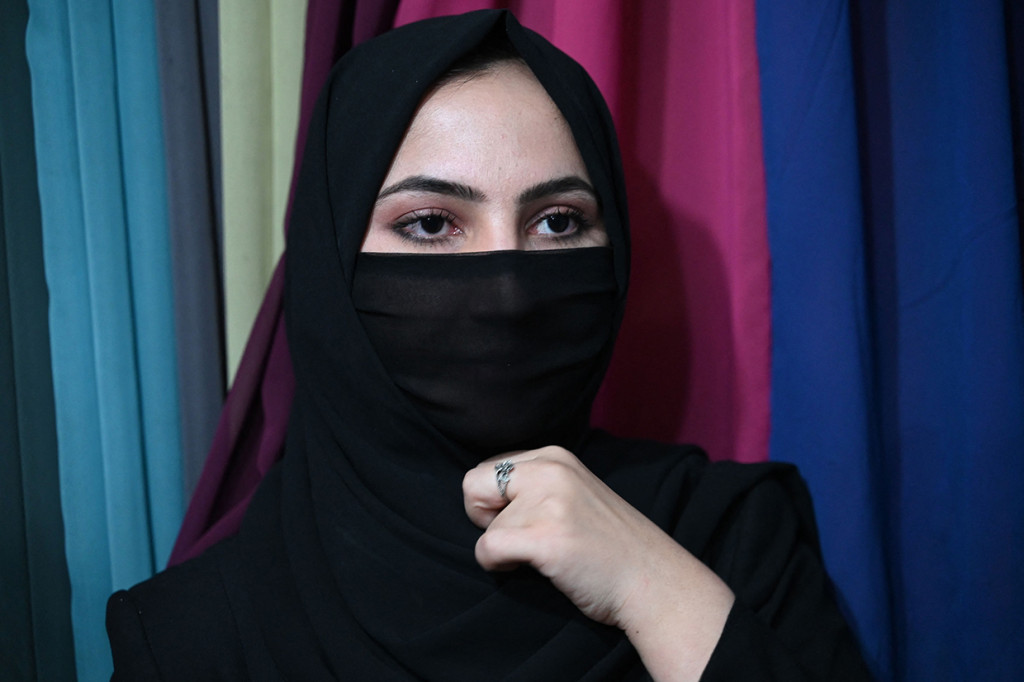 Pekan lalu, Kementerian Promosi Kebajikan dan Pencegahan Kejahatan, yang bertugas menafsirkan dan menegakkan hukum Syariah Islam versi Taliban, memerintahkan semua saluran televisi Afghanistan untuk memastikan bahwa presenter perempuan mulai menutupi wajah mereka saat tampil di layar televisi.