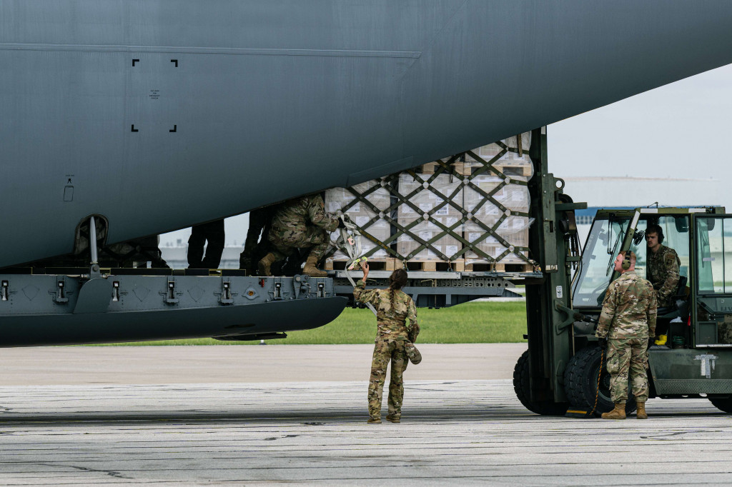 Awak C-17 Angkatan Udara mulai menurunkan muatan susu formula bayi di Bandara Internasional Indianapolis, Amerika Serikat, Minggu, 22 Mei 2022, waktu setempat.