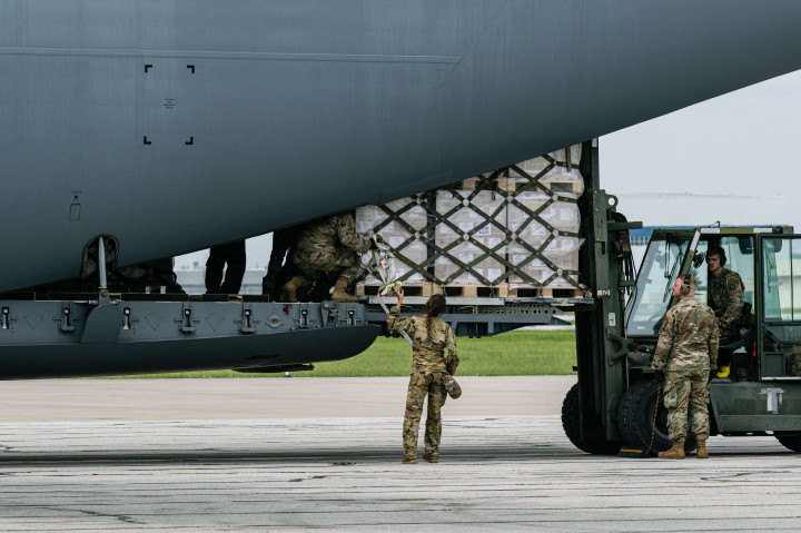 Awak C-17 Angkatan Udara mulai menurunkan muatan susu formula bayi di Bandara Internasional Indianapolis, Amerika Serikat, Minggu, 22 Mei 2022, waktu setempat.