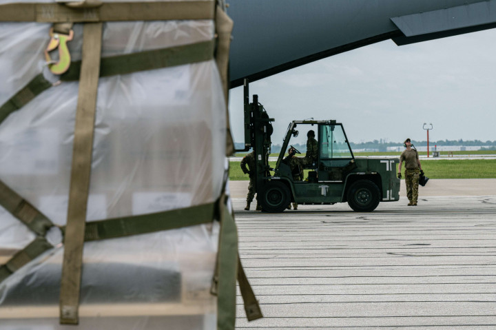 Kelangkaan susu bayi ini disebabkan masalah produksi dan rantai distribusi. Langkanya susu formula menjadi masalah besar bagi ribuan orang tua yang bayinya alergi minum susu sapi berprotein, sehingga sangat mengandalkan susu formula.