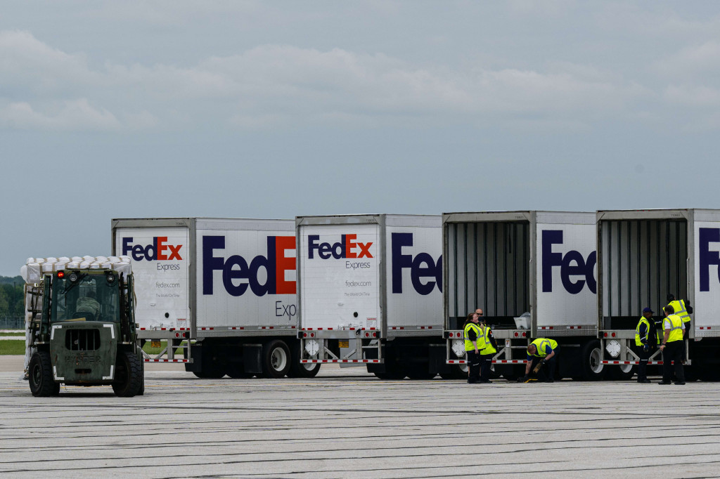 Penasihat ekonomi presiden AS, Brian Deese, mengatakan pengiriman dari Jerman itu mencakup 15 persen dari kebutuhan mendesak.