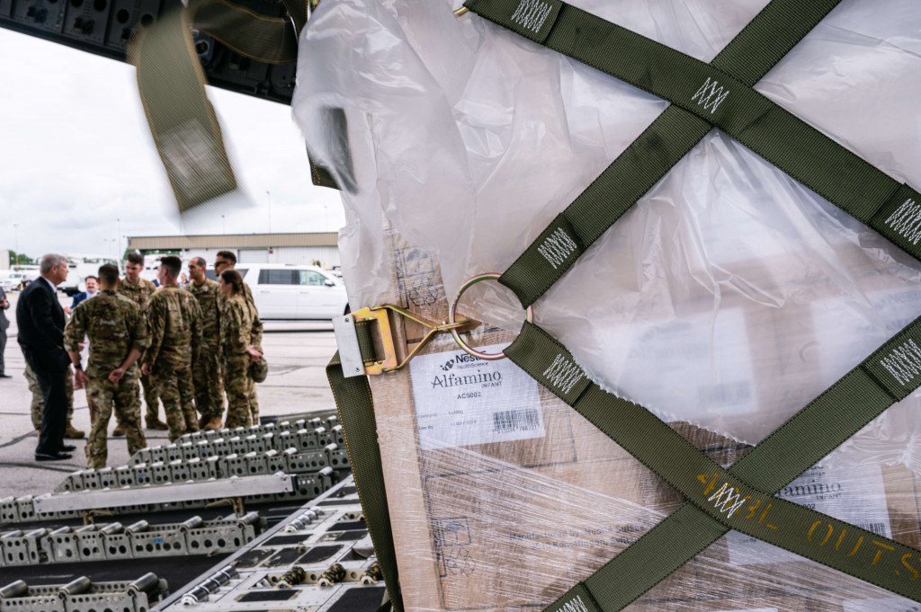 Puluhan tol susu formula itu diterbangkan ke Indiana karena merupakan lokasi dari produsen domestik utama Nestle.