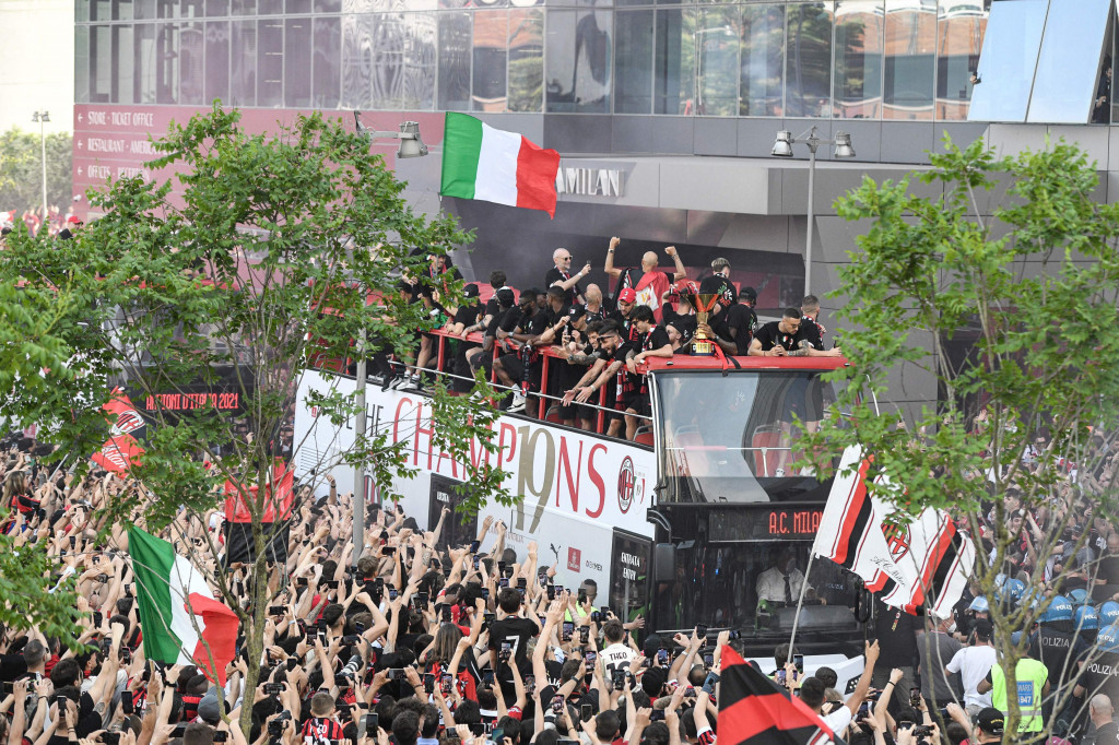 Skuad Rossoneri pulang ke Milan dan merayakan keberhasilan ini dengan arak-arakan trofi di atas bus atap terbuka.