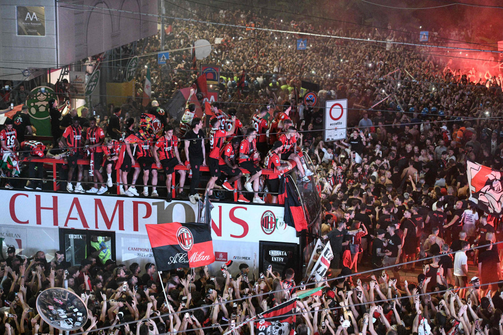 Parade bus Milan berada tepat di depan kantor pusat Rossoneri, Casa Milan.