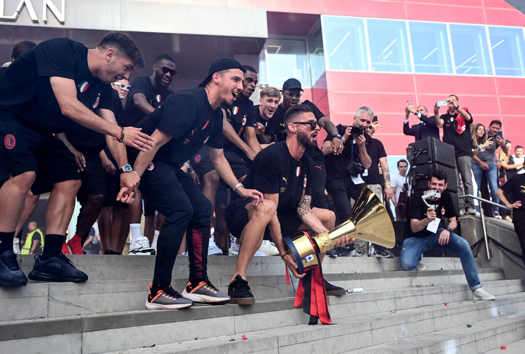 Olivier Giroud memimpin rekan setimnya mengangkat trofi Scudetto di hadapan para penggemar.