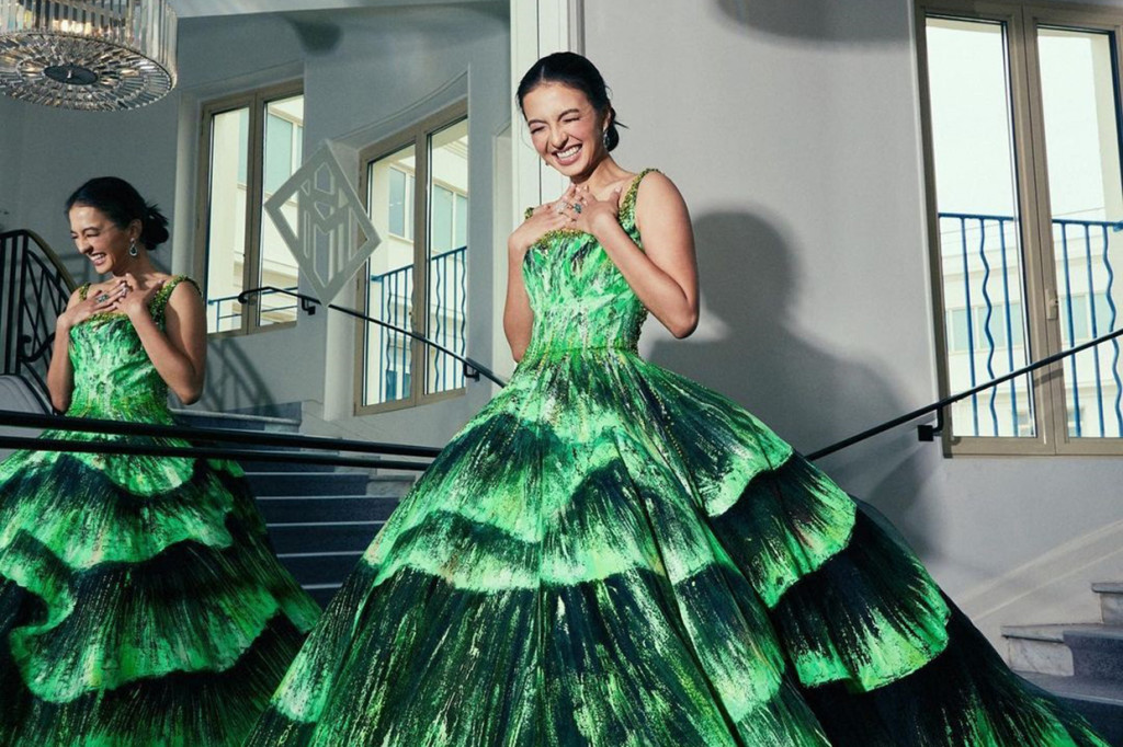 Pada unggahan Instagram label Michael Cinco disebutkan ternyata motif yang didominasi warna hijau tersebut terinspirasi akan northern lights atau yang dikenal juga dengan sebutan aurora borealis. 