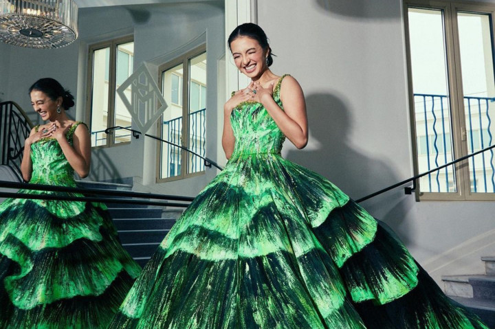 Pada unggahan Instagram label Michael Cinco disebutkan ternyata motif yang didominasi warna hijau tersebut terinspirasi akan northern lights atau yang dikenal juga dengan sebutan aurora borealis. 