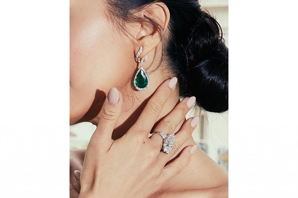 Corak tersebut juga dilukis dengan tangan langsung membuatnya terlihat lebih dramatis.