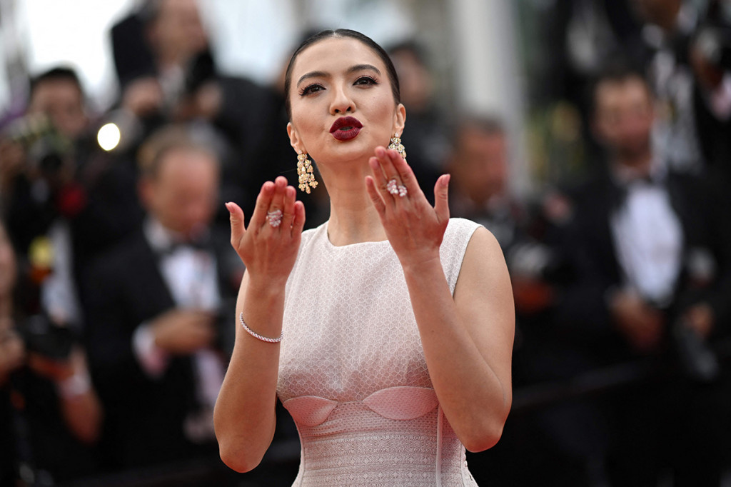 Kali ini anting-anting bersinar model air drop dengan permata kuninh dikenakan olehnya. Ditambah dengan cincin dan gelang silvernya yang bersinar memperindah lengan Raline.