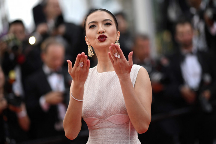 Kali ini anting-anting bersinar model air drop dengan permata kuninh dikenakan olehnya. Ditambah dengan cincin dan gelang silvernya yang bersinar memperindah lengan Raline.