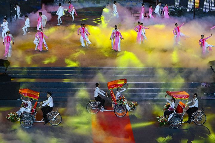 Closing ceremony yang bertema Coming together to shine ini dibuka dengan sejumlah penari yang tampil menggunakan pakaian tradisional Vietnam, Ao Dai.