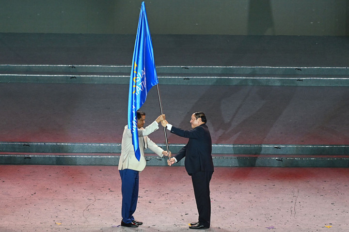 Menteri Kebudayaan, Olahraga, dan Pariwisata Vietnam Nguyen Van Hung (kanan) menyerahkan bendera Federasi Pesta Olahraga Asia Tenggara kepada Menteri Pariwisata Kamboja Thong Khon saat upacara penutupan Pesta Olahraga Asia Tenggara (SEA Games) ke-31 di Hanoi pada 23 Mei 2022.