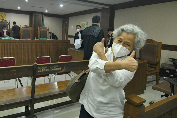 Selain itu, jaksa juga menuntut agar Sri Utami membayar uang pengganti senilai Rp 2,39 miliar. Jika Sri tidak membayar maka akan diganti penjara selama 1 tahun.