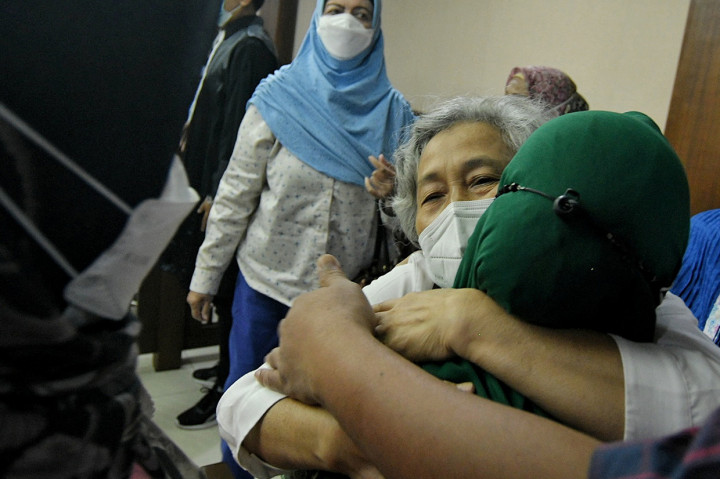 Mantan Kepala Bidang Pemindahtanganan, Penghapusan, dan Pemanfaatan Barang Milik Negara (P3BMN) pada Pusat Pengelolaan Barang Milik Negara pada Sekretaris Jenderal (Setjen) Kementerian Energi dan Sumber Daya Mineral (ESDM) Sri Utami memeluk kerabat usai menjalani sidang dengan agenda pembacaan tuntutan kasus korupsi pengadaan kegiatan di Setjen Kementerian ESDM pada 2012 di Pengadilan Tipikor, Jakarta, Selasa, 24 Mei 2022.