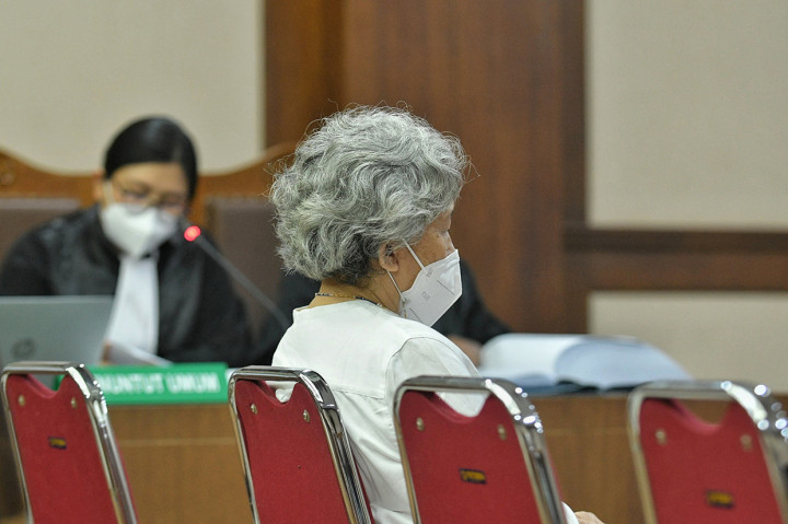 JPU KPK menuntut Sri Utami dengan hukuman empat tahun tiga bulan dan denda Rp250 juta subsider tiga bulan kurungan.