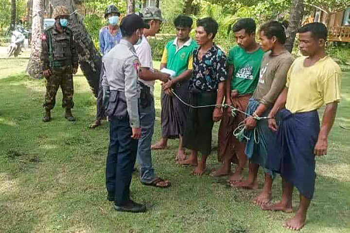 UNHCR mengkhawatirkan, 17 orang tewas setelah perahu mereka terbalik. Sebuah organisasi penyelamat menuturkan, kelompok itu berusaha mencapai Malaysia. Thun Shwe menambahkan bahwa para korban selamat kini ditahan di kantor polisi Pathein. Tidak diketahui pasti apakah mereka akan dijerat dakwaan pidana atau tidak -- namun terkadang pengungsi Rohingya yang kedapatan kabur dari Myanmar dijerat pidana.