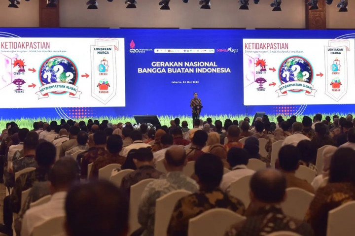 Presiden Joko Widodo menegaskan uang rakyat yang berada di APBD dan APBD harus digunakan untuk membeli produk dalam negeri, tidak boleh digunakan untuk membeli barang-barang impor.