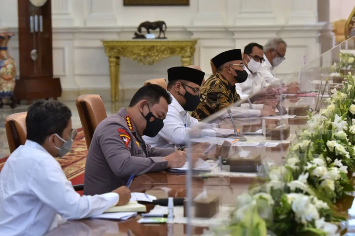 Berdasarkan data yang Jokowi terima, jumlah penumpang kendaraan umum pada H-7 dan H+7 Lebaran 2022 mengalami penurunan dibandingkan tahun 2019. Ini karena banyak pemudik yang beralih menggunakan kendaraan pribadi. 