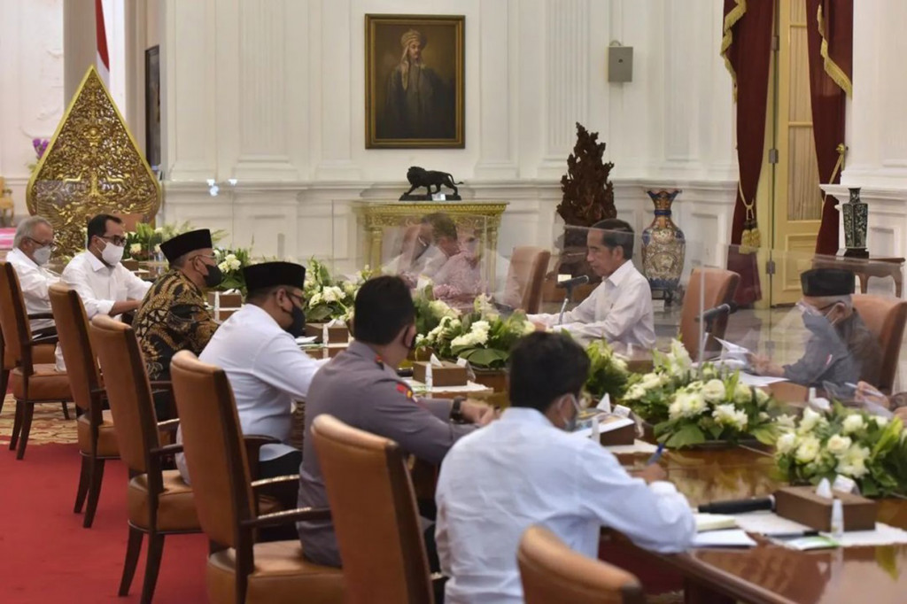 Presiden pun menyampaikan apresiasi ke seluruh masyarakat dan petugas yang terlibat dalam pelaksanaan mudik Lebaran 2022.