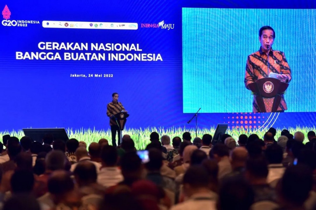 Presiden Joko Widodo menegaskan uang rakyat yang berada di APBD dan APBD harus digunakan untuk membeli produk dalam negeri, tidak boleh digunakan untuk membeli barang-barang impor.