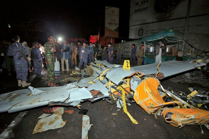 Sebuah drone diduga milik Arab Saudi jatuh tepat di tengah-tengah pusat perbelanjaan di Yaman. Tiga orang tewas akibat tragedi ini.