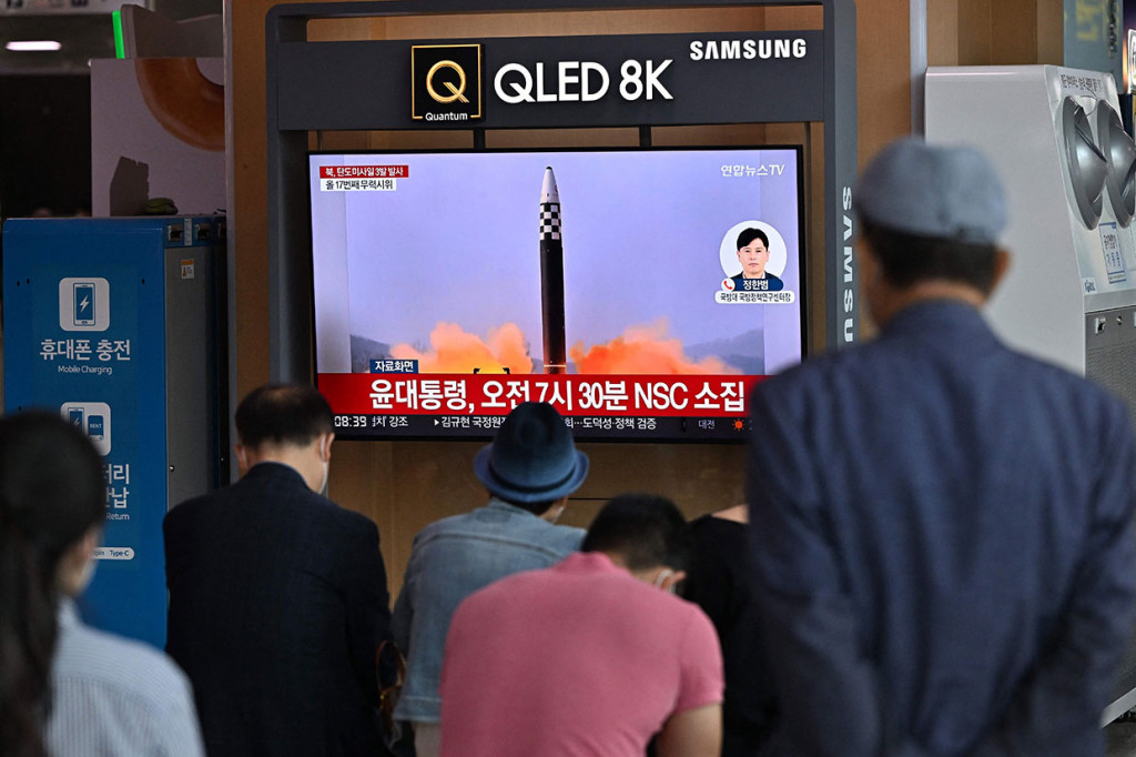 Orang-orang menonton layar televisi yang menunjukkan siaran berita dengan rekaman file uji coba rudal Korea Utara, di stasiun kereta api di Seoul pada Kamis, 25 Mei 2022, setelah Korea Utara menembakkan tiga rudal balistik ke Laut Jepang.