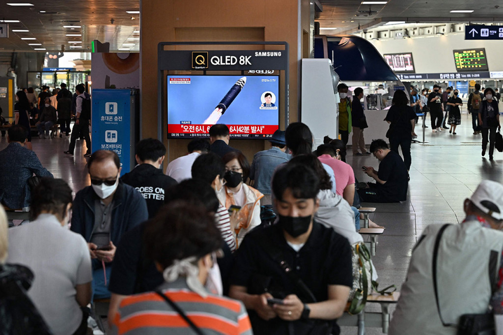 Penembakan rudal itu berlangsung hanya beberapa jam setelah Presiden Amerika Serikat Joe Biden meninggalkan Asia. Dalam lawatan ke kawasan itu, Biden setuju meningkatkan langkah-langkah untuk menghalangi Korut, negara yang memiliki senjata nuklir.
