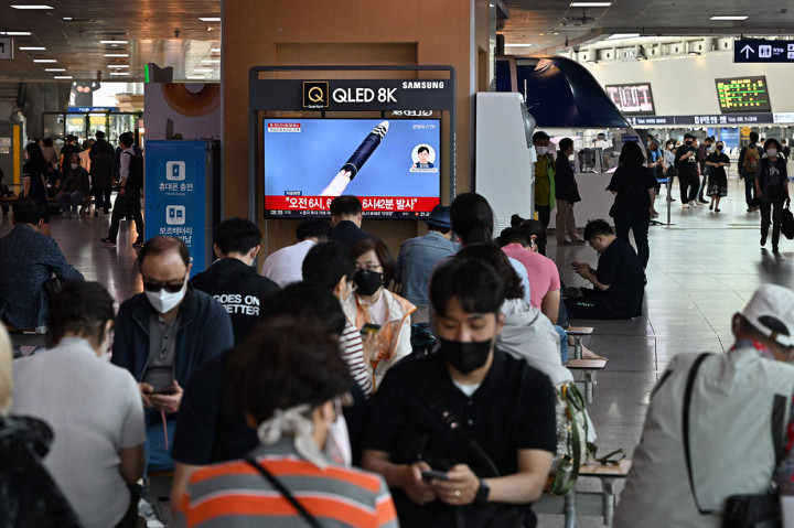 Penembakan rudal itu berlangsung hanya beberapa jam setelah Presiden Amerika Serikat Joe Biden meninggalkan Asia. Dalam lawatan ke kawasan itu, Biden setuju meningkatkan langkah-langkah untuk menghalangi Korut, negara yang memiliki senjata nuklir.
