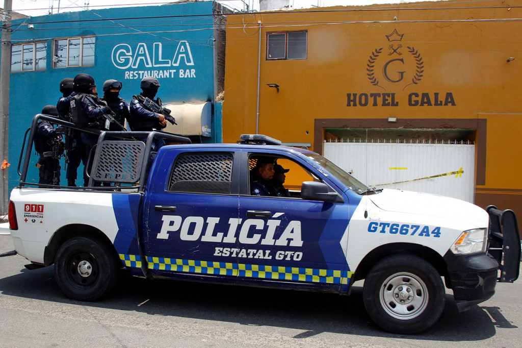 Delapan wanita dan tiga pria dibunuh oleh orang-orang bersenjata dalam serangan larut malam di sebuah hotel dan dua bar di kota Celaya di Meksiko tengah.