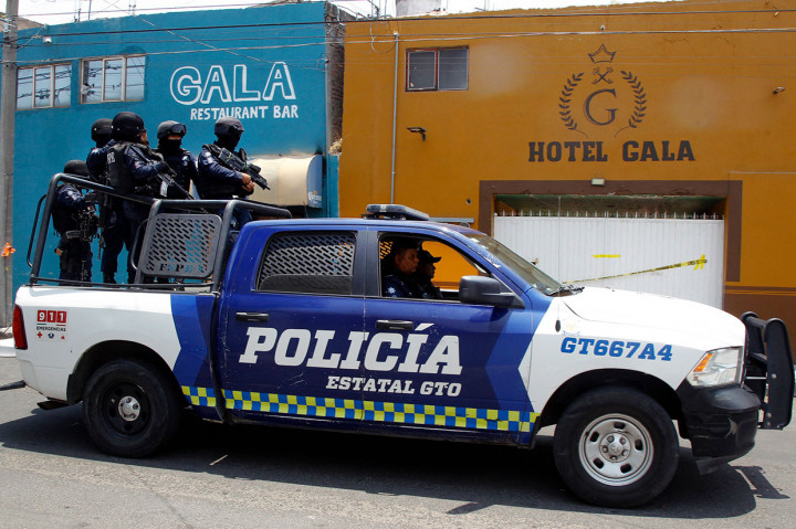 Delapan wanita dan tiga pria dibunuh oleh orang-orang bersenjata dalam serangan larut malam di sebuah hotel dan dua bar di kota Celaya di Meksiko tengah.