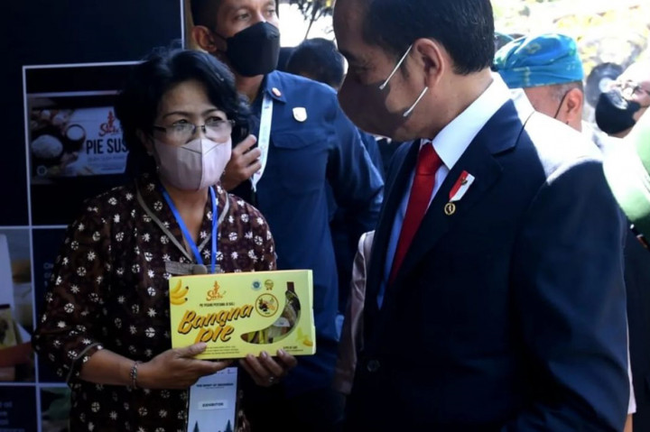 Presiden juga meninjau sejumlah stan yang menggelar produk UMKM lokal seperti cokelat, cemilan, souvenir, kain, hingga sabun dan membeli beberapa di antaranya.