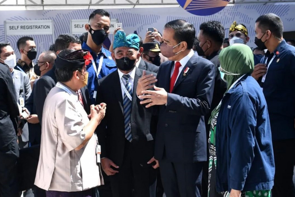 Presiden Joko Widodo meninjau Rumah Resiliensi Indonesia di Pameran Solusi Kebencanaan Adexco 2022 di Bali Art Collection, Kabupaten Badung, Provinsi Bali, pada Rabu, 25 Mei 2022.