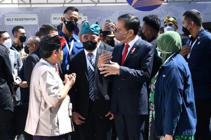 Presiden Joko Widodo meninjau Rumah Resiliensi Indonesia di Pameran Solusi Kebencanaan Adexco 2022 di Bali Art Collection, Kabupaten Badung, Provinsi Bali, pada Rabu, 25 Mei 2022.