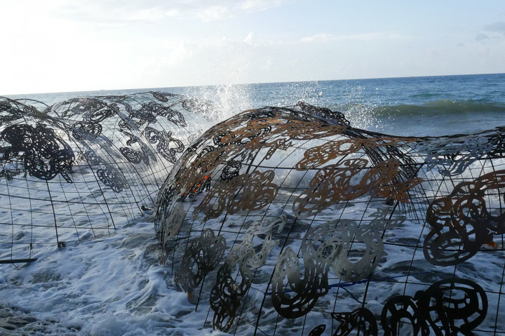 Menurut Wiyu Wahono kolektor yang telah berkecimpung di dunia seni rupa selama puluhan tahun, apa yang dilakukan oleh seorang Teguh Ostenrik adalah ide yang gila. Ia sangat kritis terhadap isu sosial di masyarakat. 