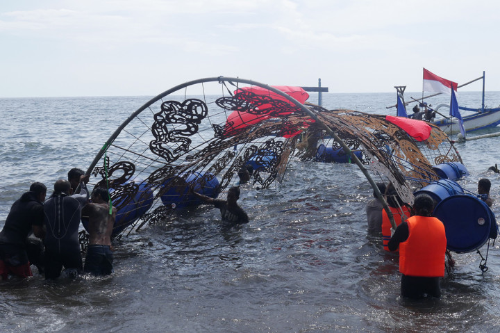 Sebuah artificial reef atau rumah terumbu karang yang diberi nama domus anguillae karya seniman Teguh Ostenrik ditenggelamkan di perairan Bali.