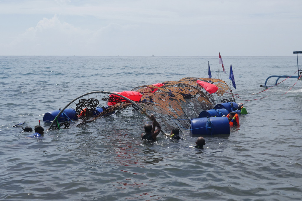 Di Sembiran ini, selain menjadikan Belut sebagai salah satu inspirasinya Teguh juga memaknai karyanya menyerupai sebuah lorong yang seolah menjadi perut ibu sebagai refleksi atau cerminan hidup manusia. 