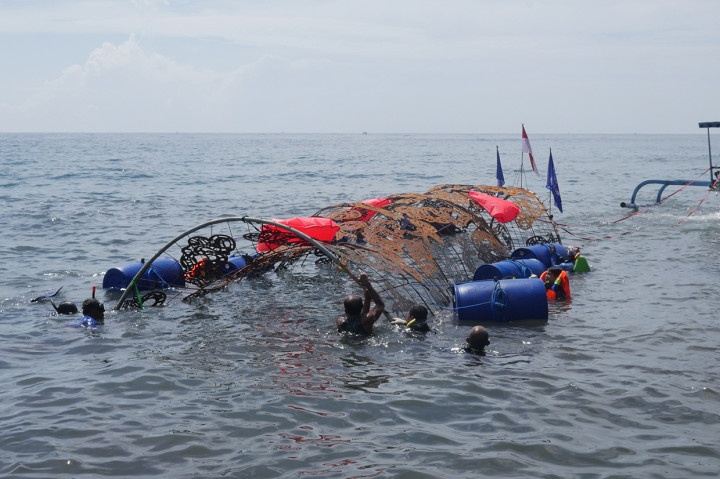 Di Sembiran ini, selain menjadikan Belut sebagai salah satu inspirasinya Teguh juga memaknai karyanya menyerupai sebuah lorong yang seolah menjadi perut ibu sebagai refleksi atau cerminan hidup manusia. 