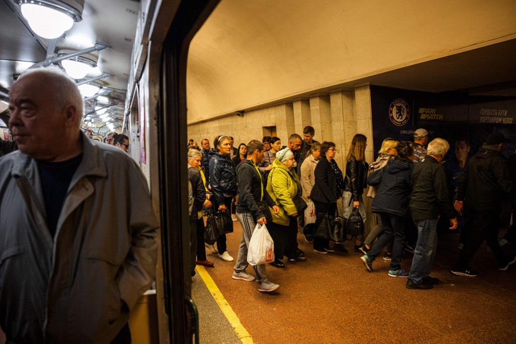 Sejak awal invasi Rusia, stasiun metro bawah tanah di kota terbesar kedua di Ukraina itu telah berfungsi sebagai tempat perlindungan bom bagi warga sipil.
